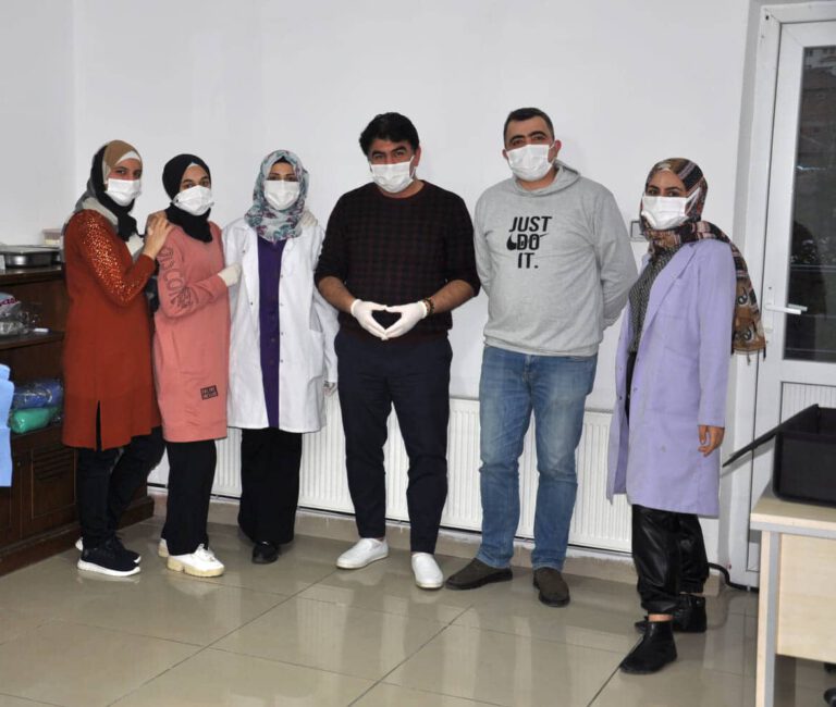 Gruppenfoto des Teams der zahnmedizinischen Praxis in Ankara, alle tragen Schutzmasken