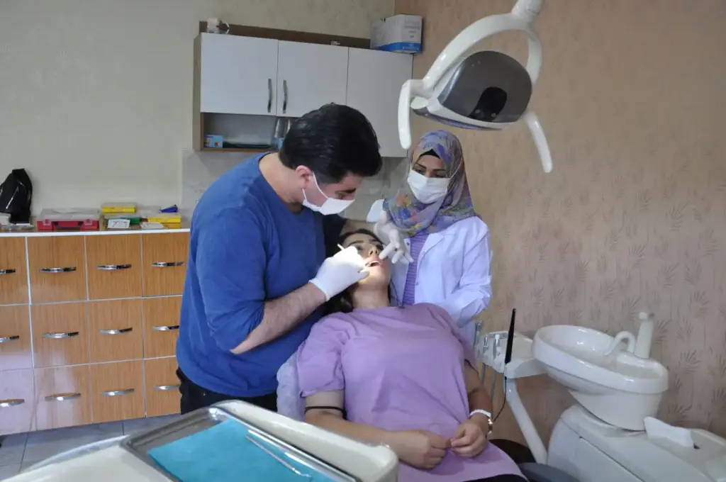 Daylight-for-All_Fluchtursachen_Bekaempfen_flucht_fluechtlinge_zahnarzt_praxis_Hilfe_tuerkei_deutsch