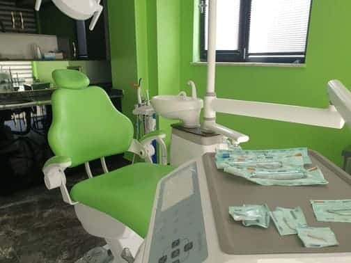 Daylight-for-All_Fluchtursachen_Bekaempfen_flucht_fluechtlinge_zahnarzt_praxis_Hilfe_tuerkei_deutschland_eingang_1