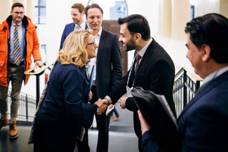 Bundesministerin Svenja Schulze und Geschäftsführer Dr. Iyad Durmus schütteln Hände in Damaskus, um über medizinische Hilfe in Syrien zu sprechen.