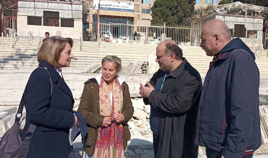 Daylight for All Projekt in Syrien. Dr. Rihawi & Dr. Aaraj stehen mit dem WDR vor dem Universitätsklinikum in Aleppo