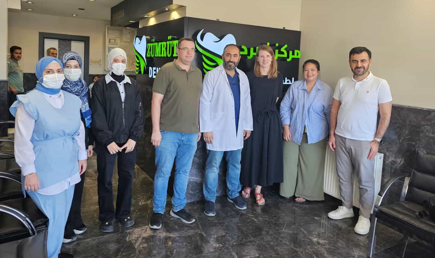 Daylight for All Gruppenfoto von Artzhelferinnen und Zahnarzt im Zahnmedizinischen Versorgungszentrum Ankara