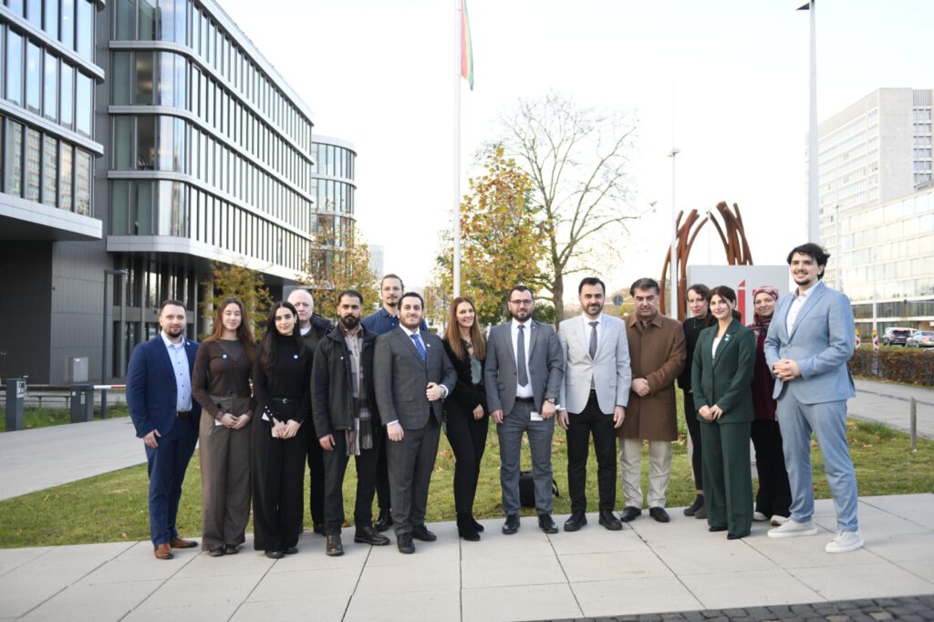 Zusehen ist eine Gruppe von Menschen die für das Projekt Aleppo