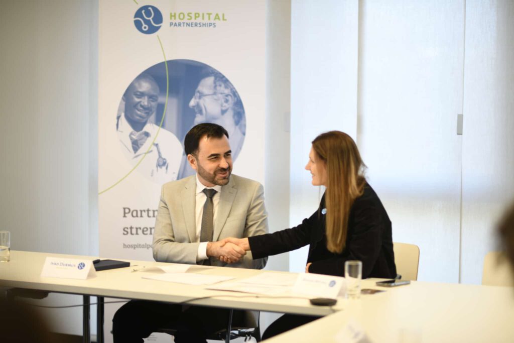 Dr. Iyad Durmus & Baran Bettag schütteln die Hand nach Unterzeichnung der der Klinikpartnerschaften