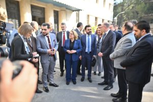 Entwicklungsministerin Svenja Schulze und Dr. Iyad Durmus stehen in mitten der Delegatopm