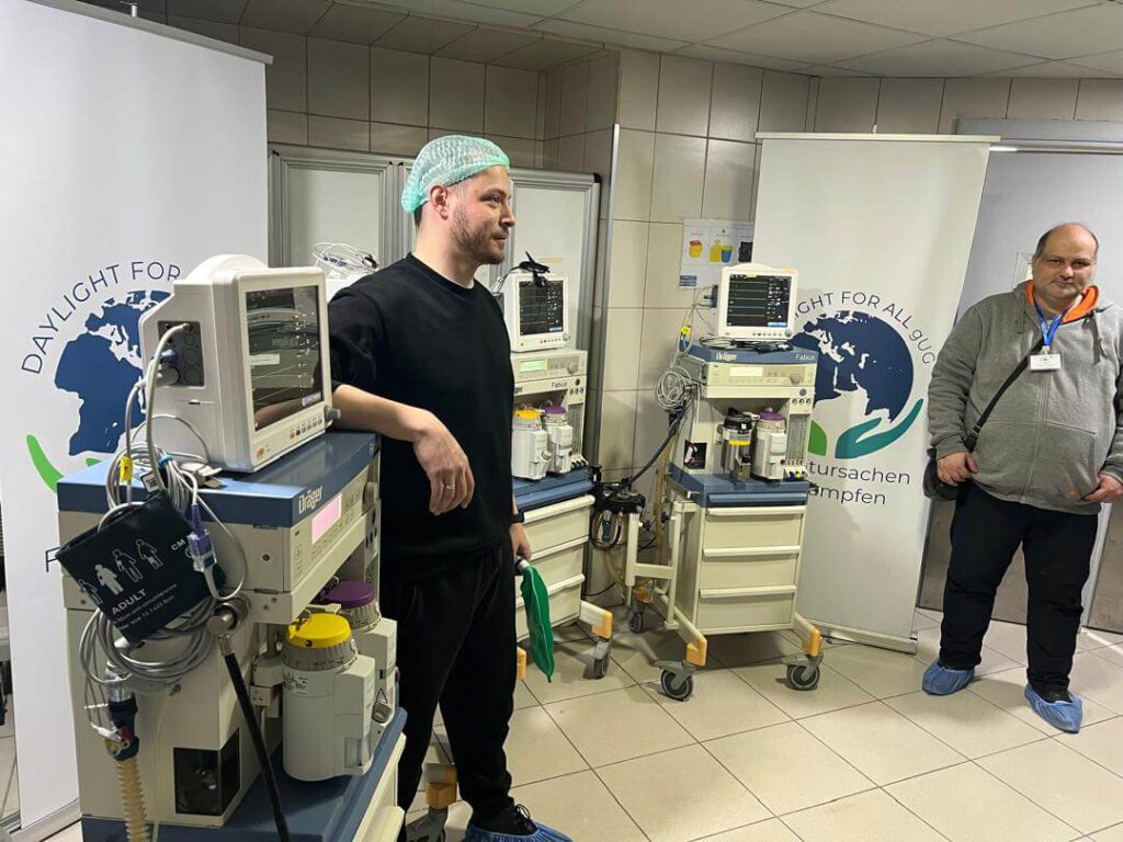 Offizielle Übergabe der modernen Anästhesiegeräte an das Fachpersonal unter Beteiligung von Daylight for All.