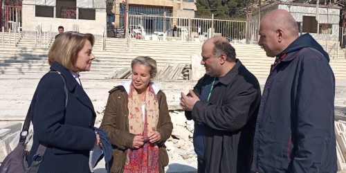 Daylight for All Projekt in Syrien. Dr. Rihawi & Dr. Aaraj stehen mit dem WDR vor dem Universitätsklinikum in Aleppo